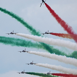 世界のアクロバット飛行 イタリア空軍 フレッチェ トリコローリ 曲芸飛行 さばなび サバゲー