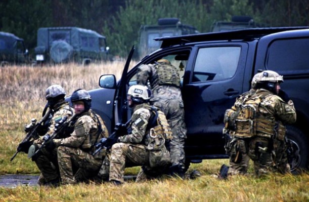 ポーランド軍特殊部隊支援の下 アフガニスタン軍特殊部隊がタリバンに拘束 さばなび サバゲー